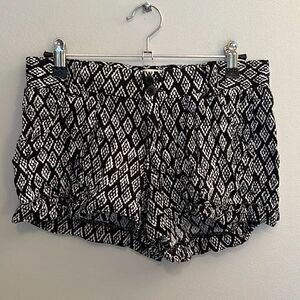 Jolt Women's Black And White Geometric Shorts